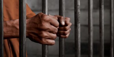 फरार प्रतिवादी पक्राउ फरार प्रतिवादी पक्राउ