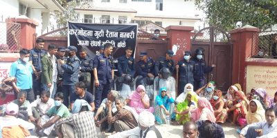करमोहनावासीद्वारा मालपोतको गेटमा धर्ना