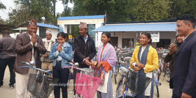 राप्ती सोनारीले दियो छात्राहरुलाई साइकल