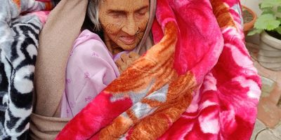 जेष्ठ नागरिकलाई न्यानो सामाग्री दिँदै डुडुवा जेष्ठ नागरिकलाई न्यानो सामाग्री दिँदै डुडुवा