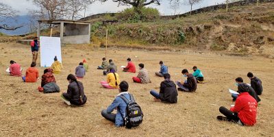 कोरोनाकालमा विद्यार्थी पढाउन टोल-टोलमै शिक्षक