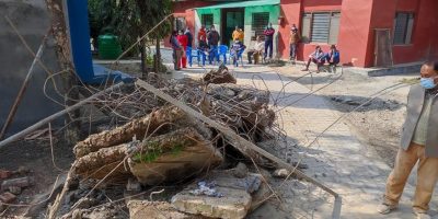 जनताको आक्रोश : ढलानका टुक्रा उठाएर कार्यालयको गेटमै फालिदिए जनताको आक्रोश : ढलानका टुक्रा उठाएर कार्यालयको गेटमै फालिदिए