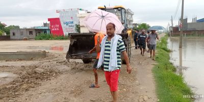 नाला सफा गर्न आफैं खटिँदै विष्ट