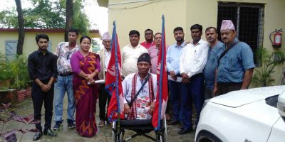 ह्वीलचियरमा विश्व भ्रमण निस्केका कार्की खजुरामा