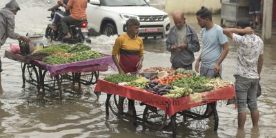वर्षाले जनजीवन प्रभावित वर्षाले जनजीवन प्रभावित