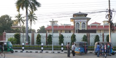 ‘नो पार्किङ’ बाट रकम असुल्दैं प्रहरी ‘नो पार्किङ’ बाट रकम असुल्दैं प्रहरी