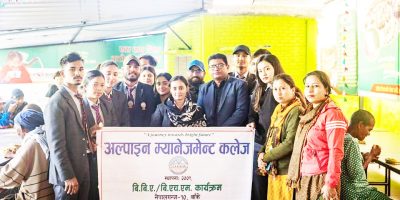 न्यानो कपडा वितरण गर्दै अल्पाइन कलेज