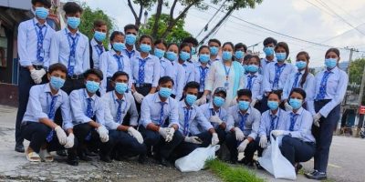 पोखराका सडक सरसफाई गर्दै हेल्थ कलेजका विद्यार्थी