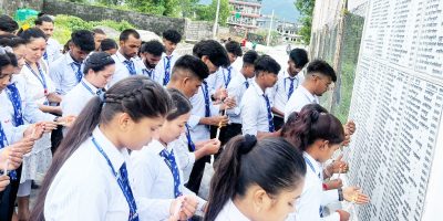 पोखरामा गएर सामाजिक कार्य गर्दै हेल्थ क्याम्पसका विद्यार्थी