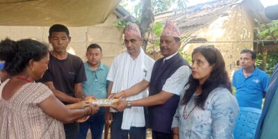 वन मन्त्री कुर्मीद्धारा पिडित परिवारलाई १ लाख रकम प्रदान
