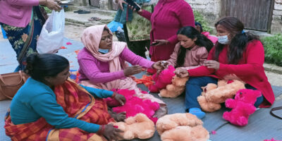 स्वेटर, मोजा र गुडिया बनाएर आत्मनिर्भर हुँदै