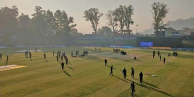 काठमान्डु गुर्खाजविरुद्ध चितवन राइनोजले पहिले बलिङ गर्दै